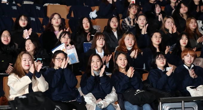 19일 오전 서울 송파구 잠실실내체육관에서 열린 숙명여자대학교 입학식에서 신입생들이 응원단의 공연을 보며 즐거워 하고 있다. 뉴시스