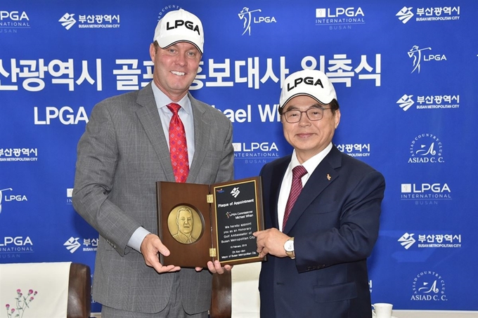 왼쪽부터 LPGA투어 마이클 완 회장과 오거돈 부산시장.