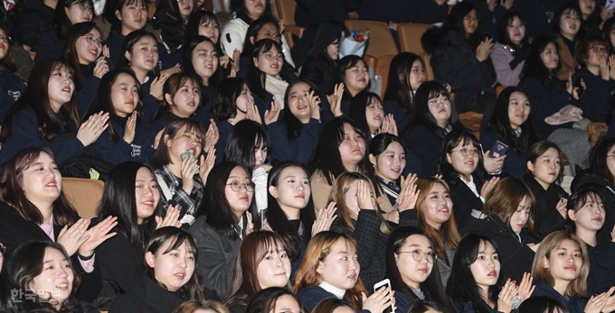 19일 오전 서울 송파구 잠실실내체육관에서 열린 숙명여자대학교 2019 입학식에 참석한 신입생들의 모습. 이한호 기자