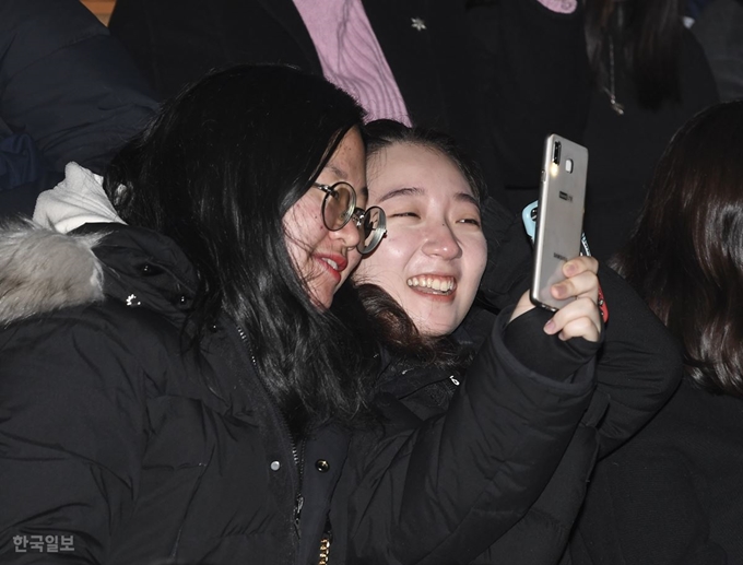 19일 오전 서울 송파구 잠실실내체육관에서 열린 숙명여자대학교 2019 입학식에 참석한 신입생들이 사진을 촬영하고 있다. 이한호 기자