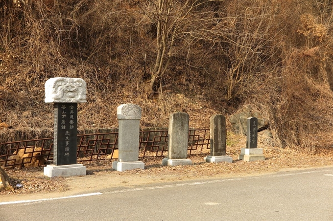 다산이 좌천돼 내려간 금정역이 있던 충남 청양군 화성면 용당리 마을 진입로에는 다산사적비(맨 왼쪽)가 서 있다. 그 옆에는 이곳에서 금정찰방을 지낸 사람들의 선정비가 있다. 정민 교수 제공