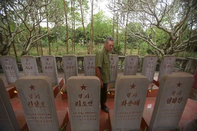 오는 27∼28일 베트남 하노이에서 열리는 2차 북미정상회담을 앞두고 16일(현지시간) 박장 지방에 있는 베트남전 참전 북한군 묘지에 한 참전용사가 서 있다. AP 연합뉴스