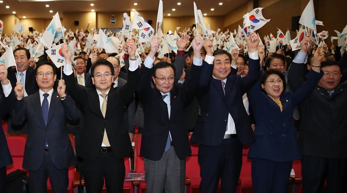 지난달 22일 국회 의원회관에서 열린 3.1운동·임시정부 100주년 기념특별위원회 출범식에서 내빈들이 만세삼창을 외치고 있다. 오른쪽 세번째부터 더불어민주당 이종걸 의원, 이해찬 대표, 정동영 민주평화당 대표, 홍영표 민주당 원내대표. 연합뉴스