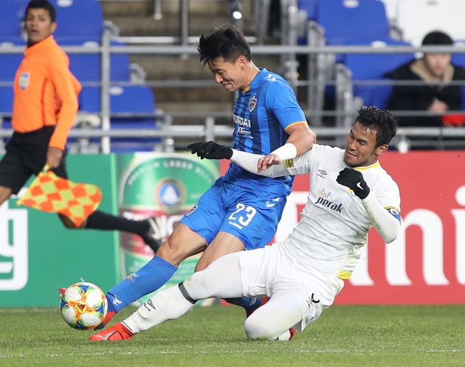 19일 오후 울산 문수축구경기장에서 열린 2019 AFC 챔피언스리그 플레이오프 울산 현대와 말레이시아 페락 FA의 경기에서 울산 김태환이 측면 돌파 후 크로스를 시도하고 있다. 울산=연합뉴스