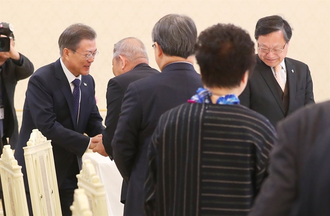 문재인 대통령이 20일 청와대 본관 인왕실에서 열린 5.18 민주화운동 관련 광주지역 원로 초청 오찬간담회에서 정춘식 5.18 민주 유공자 회장과 악수하고 있다. 뉴시스