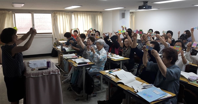 지난해 서울 마포구 양원주부학교에서 초등과정을 공부 중인 학생들. 이들에게 배움이란 곧 행복이다. 서울시교육청 제공