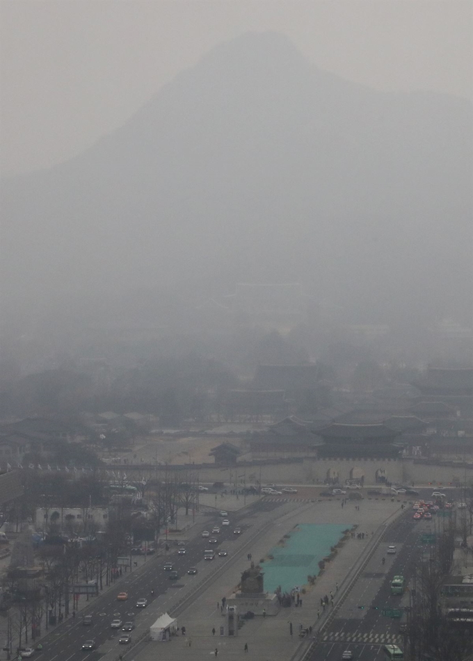 고농도 미세먼지 예비저감조치가 처음으로 수도권에 발령된 20일 서울 시내가 뿌옇게 보인다. 연합뉴스