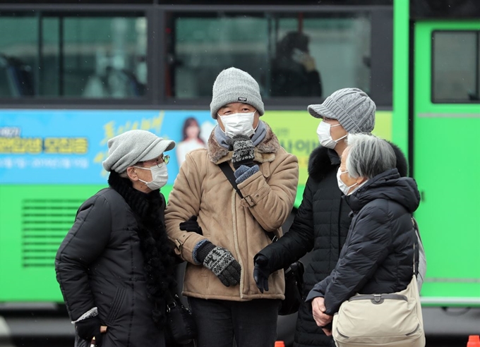 수도권에 첫 미세먼지 예비저감조치가 발령된 20일 오전 서울 중구 덕수궁 인근에서 마스크를 쓴 관광객들이 대화를 하고 있다. 뉴스1