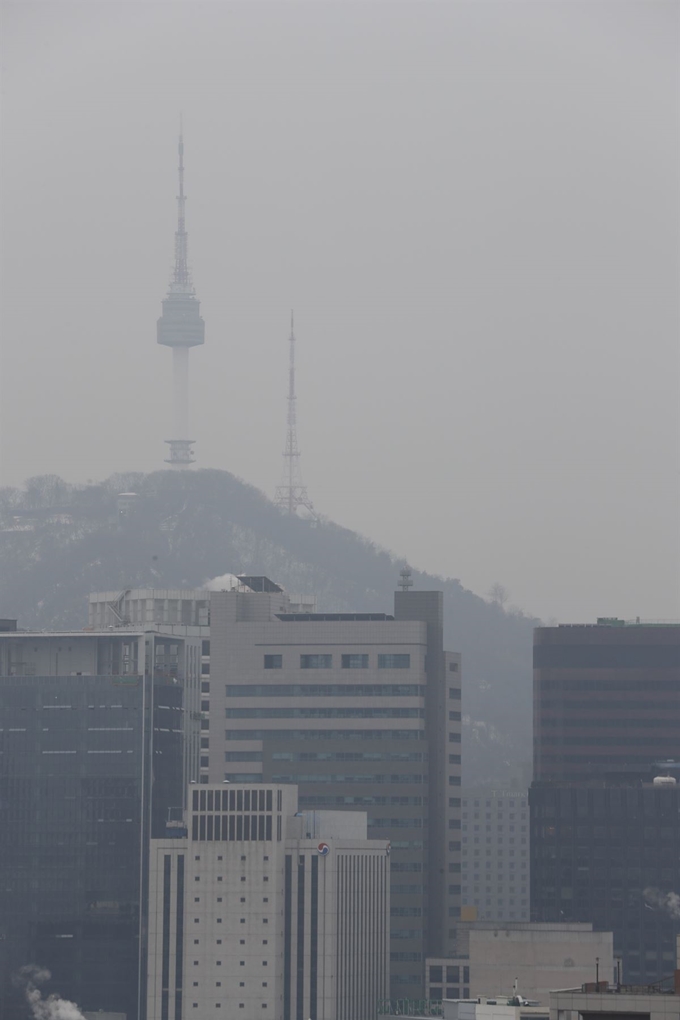 수도권에 첫 미세먼지 예비저감조치가 발령된 20일 오전 서울 종로구에서 바라본 서울N타워가 뿌옇다. 뉴스1