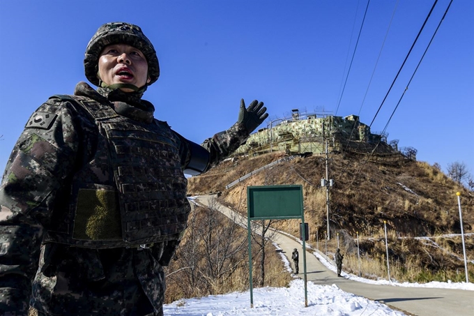 지난 13일 강원도 고성 감시초소(GP)에서 군 관계자가 GP의 외부를 공개하고 있다. 한국일보 자료사진