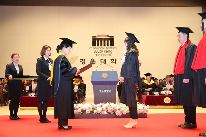 20일 경북 구미 경운대학교 2018학년도 학위수여식에서 김향자 이사장이 성적최우수상을 수여하고 있다. 경운대 제공