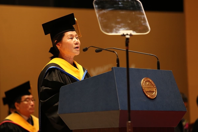 20일 경운대학교 2018학년도 학위수여식에서 김향자 이사장이 치사를 하고 있다. 경운대 제공