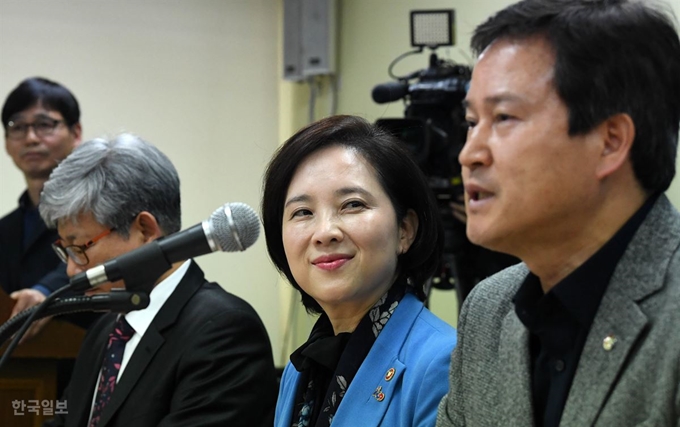 유은혜 사회부총리 겸 교육부장관이 20일 오후 서울 서대문구 전교조 사무실을 찾아 권정오 위원장의 환영사를 경청하고 있다. 서재훈 기자