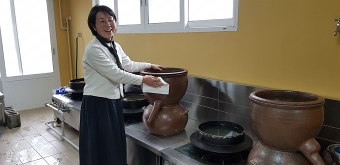 [저작권 한국일보] 김희숙 제주 술 익는 집 대표가 양조장에서 술을 내린 후 고소리 등 도구를 정리하고 있다. 김영헌 기자.