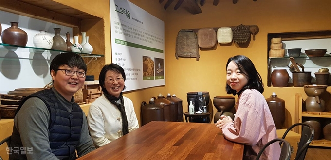 [저작권 한국일보]김희숙 제주 술 익는 집 대표와 아들 강한샘씨, 며느리 김소연씨가 고소리술 체험장에서 이야기를 나누고 있다.