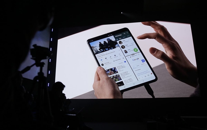 20일(현지시간) 미 캘리포니아주 샌프란시스코 빌 그레이엄 시빅 센터에서 '삼성 갤럭시 언팩 2019' 행사가 열려 폴더블 스마트폰 ‘갤럭시 폴드(Galaxy Fold)’가 공개되고 있다. AP 연합뉴스