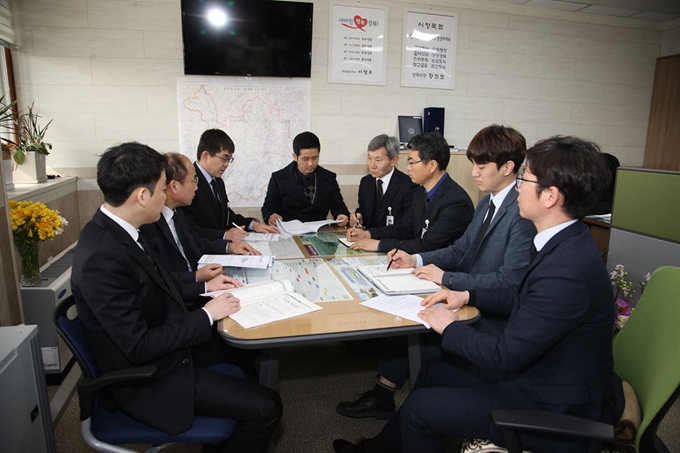 경북 상주시 공무원들이 21일 인구 10만명 선 붕괴를 슬퍼하며 검정 넥타이를 매고 출근해 근무하고 있다. 상주시 인구수는 지난 8일 9만9천986명으로, 처음 10만명 선이 붕괴했다. 상주시 제공