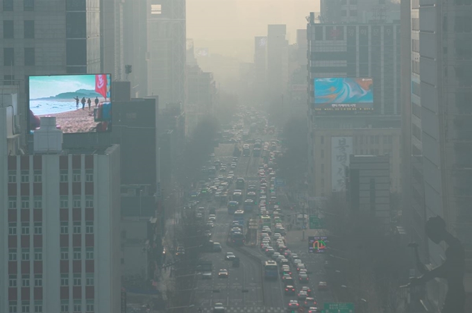 서울을 포함한 수도권 지역에는 고농도 미세먼지 예비저감조치가 이틀째 발령된 21일 오전 서울 종로 일대 하늘에 미세먼지가 드리워져 있다. 연합뉴스