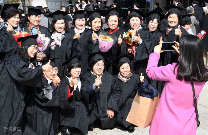 2018 학년도 문해교육 졸업식에 앞서 졸업생들이 단체 사진을 찍고 있다. 홍인기 기자