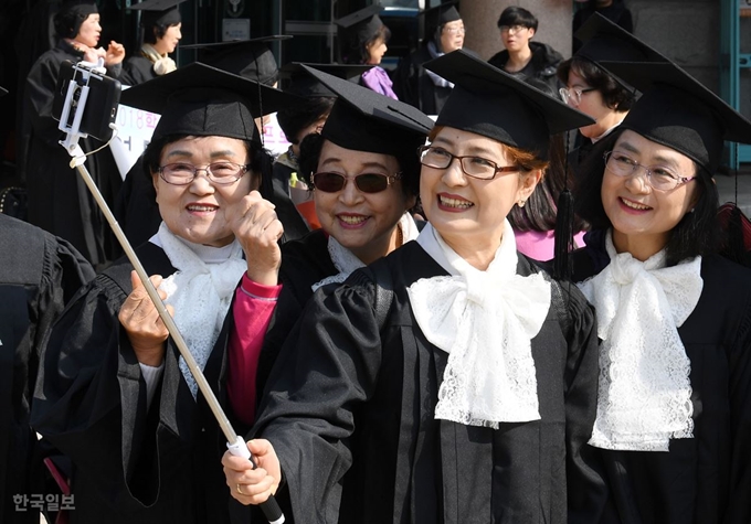 졸업동기들이 셀카봉을 이용해 기념사진을 찍고 있다. 홍인기 기자