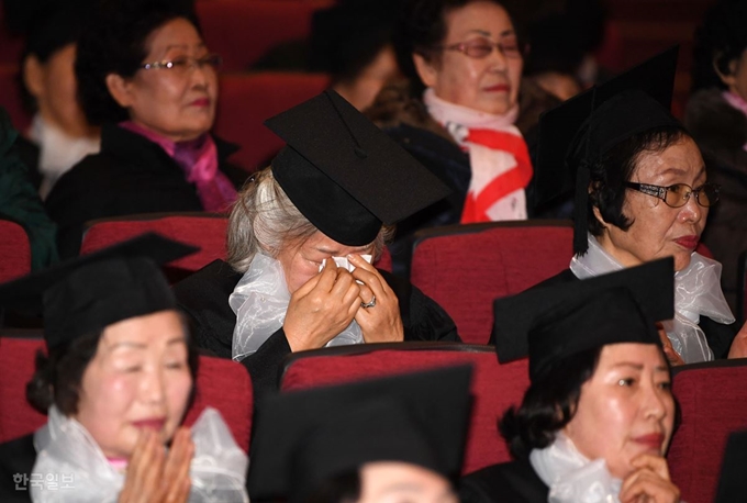 한 졸업생이 졸업식 축하 동영상을 보는 도중 감격의 눈물을 흘리고 있다. 홍인기 기자