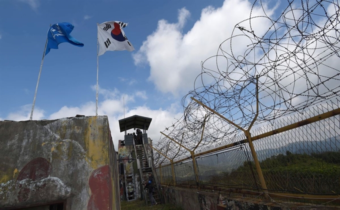 강원 철원군 화살머리고지 감시초소(GP)에 휘날리고 있는 태극기와 유엔기. 철원=사진공동취재단