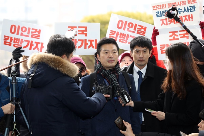 청와대 민간인 사찰 등 의혹을 제기한 김태우 전 수사관이 지난 20일 조국 청와대 민정수석, 박형철 반부패비서관, 이인걸 전 특감반장을 검찰에 고발하기 위해 서울동부지검으로 들어서고 있다. 연합뉴스