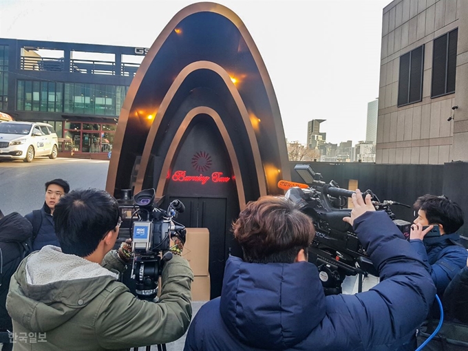 [저작권 한국일보] 지난 14일 경찰이 서울 역삼동 클럽 버닝썬을 압수수색하고 있다. 배우한 기자