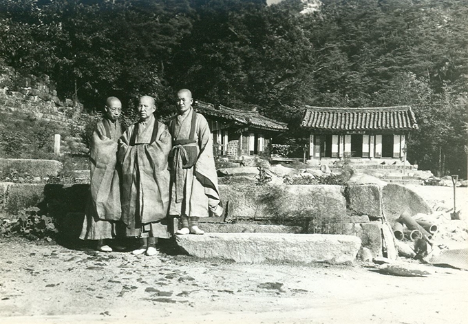 대한민국독립운동의 근거지였던 진관사 내 칠성각의 1960년대 모습. 2009년 칠성각 보수 당시 벽에 숨겨져 있던 태극기와 독립신문 등이 발견됐다. 진관사 제공