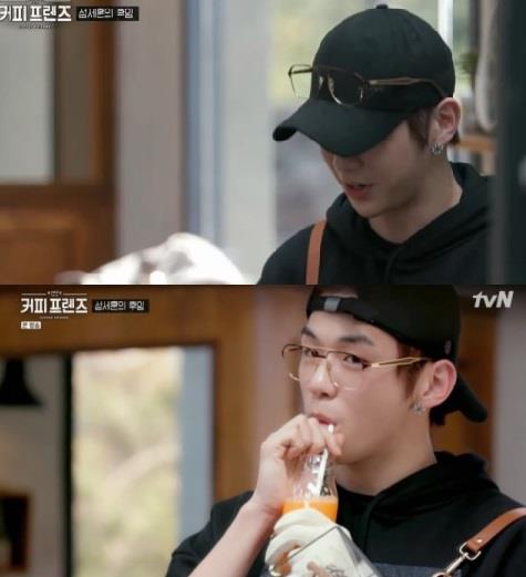 ‘커피프렌즈’ 강다니엘이 깜짝 알바생으로 등장했다.tvN 방송캡처