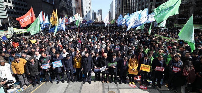 23일 오후 서울 청계광장에서 열린 ‘5ㆍ18 민주화운동 왜곡 모독 망언 3인 국회의원 퇴출, 5ㆍ18 학살ㆍ역사왜곡 처벌법 제정, 자유한국당 규탄 범국민대회’ 참가자들이 묵념을 하고 있다. 연합뉴스