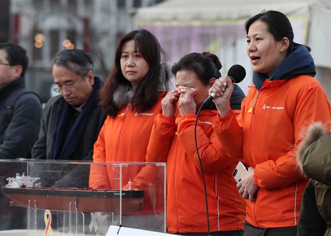 스텔라데이지호 실종자 가족과 시민대책위원회 관계자들이 지난 21일 오후 서울 광화문광장에서 열린 기자회견에서 유해 수습 및 인근 해저면 추가 수색을 호소하고 있다. 연합뉴스