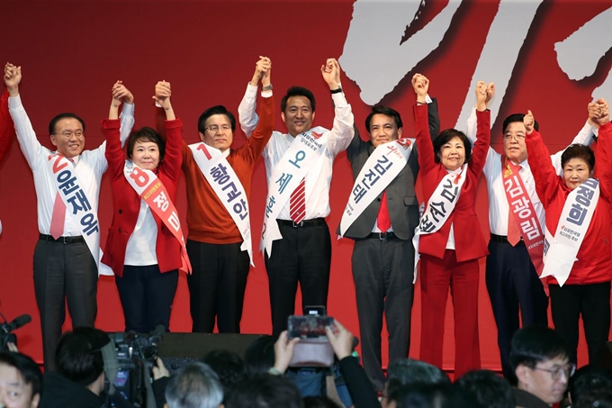 지난 22일 경기 성남시 성남실내체육관에서 열린 자유한국당 제3차 전당대회 수도권·강원 합동연설회에서 당 대표 후보, 최고위원 후보, 청년최고위원 후보들이 당원들에게 인사하고 있다. 연합뉴스