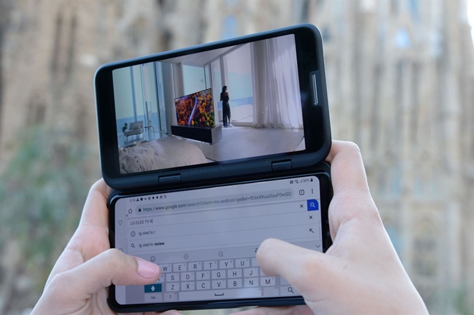 듀얼스크린(사진 위쪽)으로 영상을 보면서 LG V50 씽큐 5G 본 화면으로는 구글 검색을 하고 있는 모습. LG전자 제공