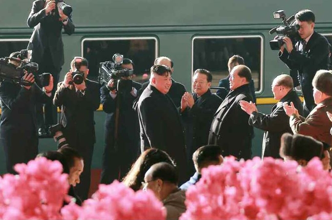 북한 노동당 기관지 노동신문은 24일 김정은 국무위원장이 제2차 북미정상회담이 열릴 베트남 하노이로 출발했다는 기사를 사진과 함께 1면에 게재했다.