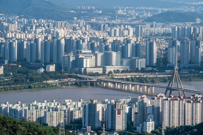 21일 한국감정원에 따르면 서울 아파트값은 전주 대비 0.10% 하락하며 15주 연속 하락세를 이어가고 있다. 게티이미지 뱅크