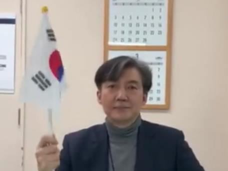 조국 청와대 민정수석은 24일 릴레이 SNS 캠페인 '만세하라 2019'에 참여하며 페이스북에 동영상을 게시했다. 조 수석은 동영상을 통해 "3·1운동과 대한민국 임시정부의 정신은 지금도 살아있다. 이 정신을 훼손하는 세력은 심판을 받았다"며 "향후 100년 동안에도 이 정신을 소중하게 지켜나가자"고 말했다. 조국 민정수석 페이스북 캡처=연합뉴스