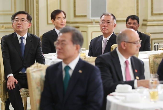 정의선 현대차 수석부회장이 22일 청와대 영빈관에서 열린 국빈 오찬에서 나렌드라 모디 인도 총리의 답사를 듣고 있다. 연합뉴스