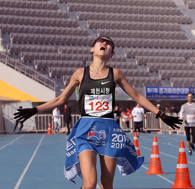 최경선이 24일 경기 수원에서 열린 2019 경기국제하프마라톤대회에서 1시간10분58초 만에 결승선을 통과하고 있다. 대한육상연맹 제공