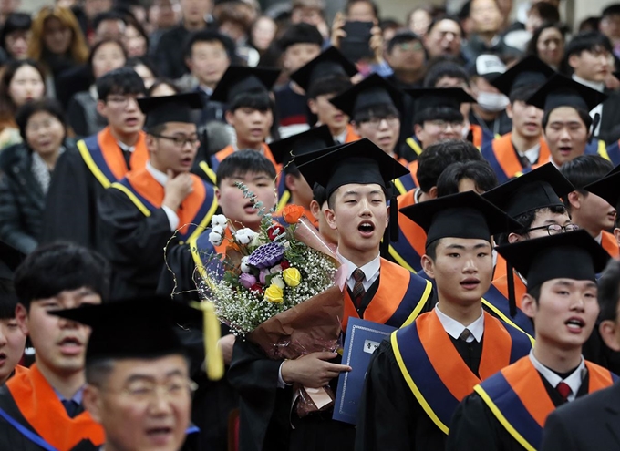 지난달 11일, 서울 성북구 서울도시과학기술고등학교에서 열린 2018학년도 졸업식에서 졸업생들이 교가를 부르고 있다. 연합뉴스