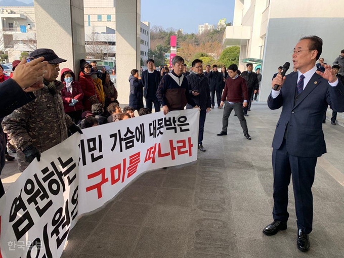 [저작권 한국일보]25일 구미시청 앞에서 열린 SK하이닉스 입지 용인 결정 규탄 기자회견에서 장세용 구미시장이 직접 나와 반박하고 있다. 김재현기자 k-jeahyun@hankookilbo.com