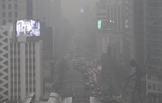 서울과 경기, 충청 등 전국 곳곳에 초미세먼지 주의보가 발령된 25일 서울 세종로사거리 일대가 미세먼지로 뿌옇다. 연합뉴스