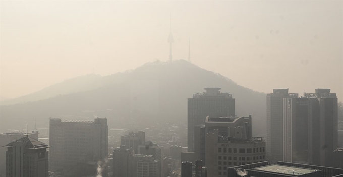 미세먼지가 짙게 낀 25일 서울 롯데호텔에서 바라본 남산 정상이 뿌옇게 보인다. 연합뉴스