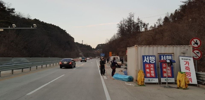 강원도가 구제역 도내 유입 방지를 위해 차단 방역을 강화하고 나선 지난달 31일 구제역 의심 사례가 발생한 충북 충주 경계인 원주 인근 도로에 통제초소 및 거점소독시설을 설치하고 있다. 연합뉴스