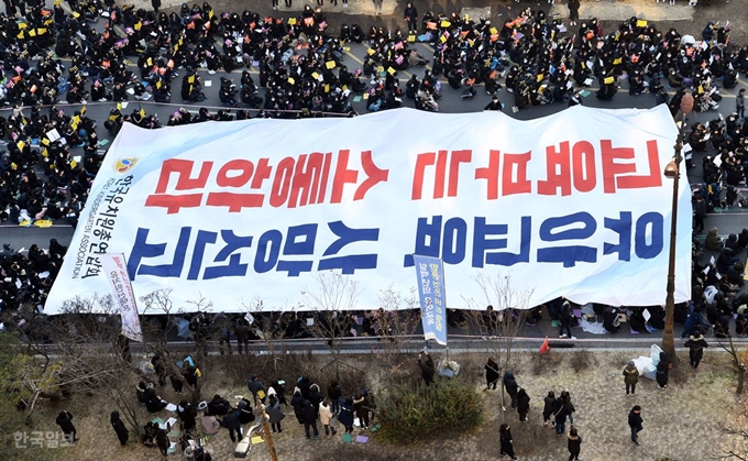 사립유치원단체인 한국유치원총연합회(한유총) 관계자들이 25일 오후 서울 국회 앞에서 '유치원 3법'(유아교육법·사립학교법·학교급식법 개정안)과 정부의 유아교육법 시행령 개정안 반대 총궐기대회를 열고 구호가 적힌 대형 현수막을 펼치고 있다.고영권 기자 youngkoh@hankookilbo.com