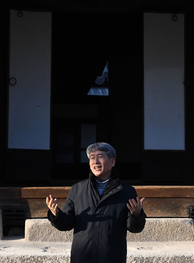 [저작권 한국일보] 14일 서울 종로구 운현궁에서 이종덕 박사가 흥선대원군이 며느리 명성황후에게 보낸 한글 편지를 설명하고 있다. 서재훈 기자