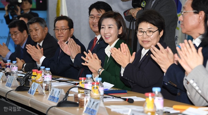 나경원 자유한국당 원내대표가 25일 한국노총을 방문해 김주영 위원장과의 정책간담회에 참석자의 소개에 박수치고 있다. 오대근기자