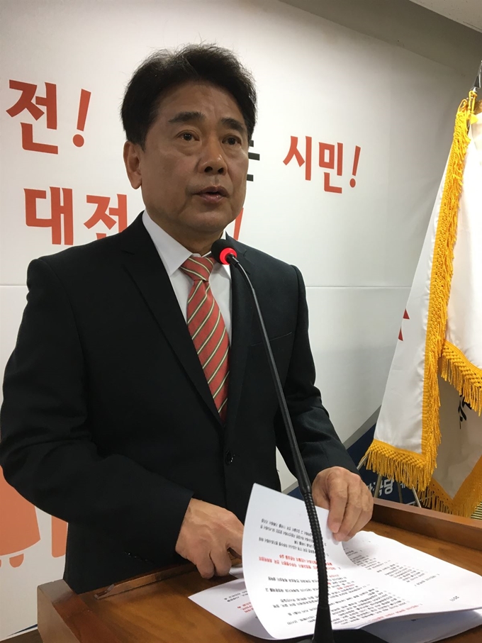 육동일 자유한국당 대전시당위원장이 25일 당사에서 정례기자회견을 열고 대전시정 현안을 비판하며 조속한 여야정협의체 구성을 촉구하고 있다. 뉴시스