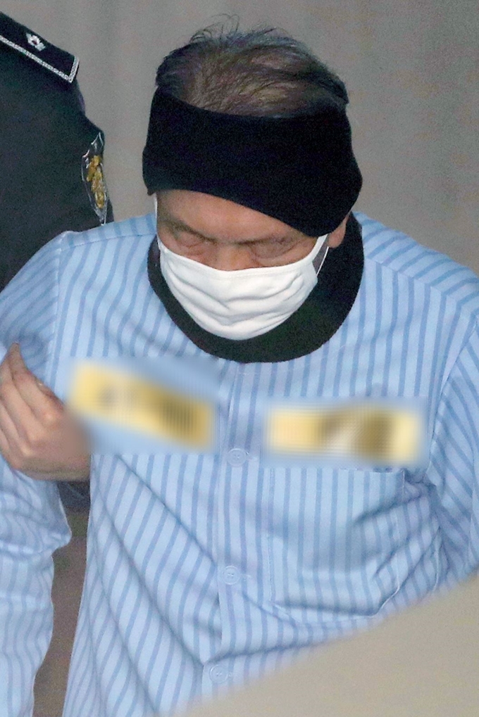 보수단체 부당지원 등 '화이트리스트' 작성 의혹을 받고 있는 김기춘 전 청와대 비서실장이 25일 오후 서울 서초구 서울고등법원에서 열린 직권남용 권리행사방해 혐의 관련 항소심 8차 공판에 출석하고 있다. 김 전 비서실장 측은 지난 21일 고령과 심장질환으로 돌연사가 우려된다는 이유로 구속집행정지 신청서를 법원에 제출한 것으로 알려졌다. 뉴스1