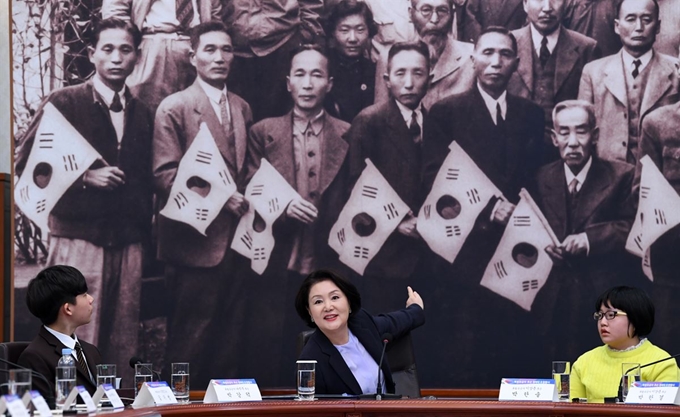 김정숙 여사가 25일 오후 청와대에서 열린 독립유공자 후손 초청 행사에서 인사말을 하고 있다. 청와대사진기자단